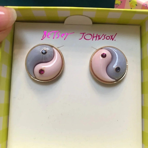 NIB BETSEY JOHNSON YIN YANG EARRINGS - Picture 4 of 4